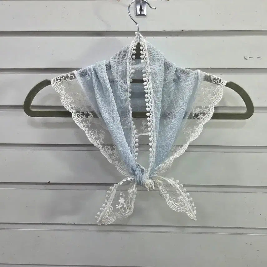 [BUNJANG] Light Blue Lace Trimmed Triangle Mini Scarf / 연블루  레이스포인트  삼각 미니스카프/보물찾기천사