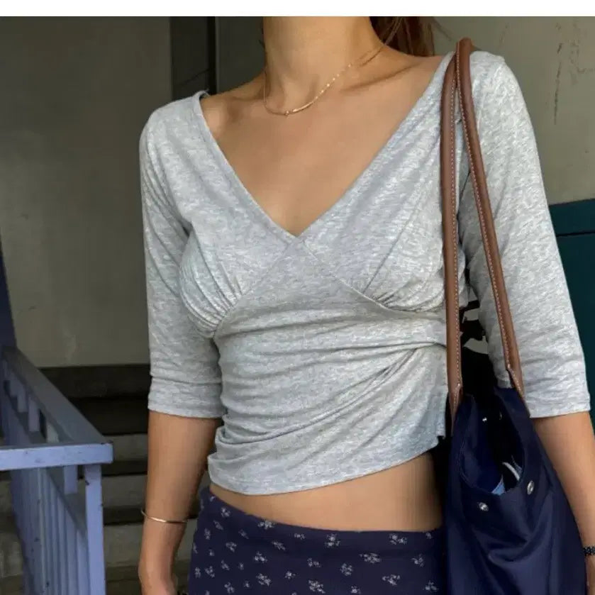 [BUNJANG] Wrap Design V-Neck Loose Fit Pintuck Shirring Short Sleeve 7-Part Sleeve T-Shirt / 랩 디자인 브이넥 루즈핏 핀터 셔링 반팔 7부 티셔츠