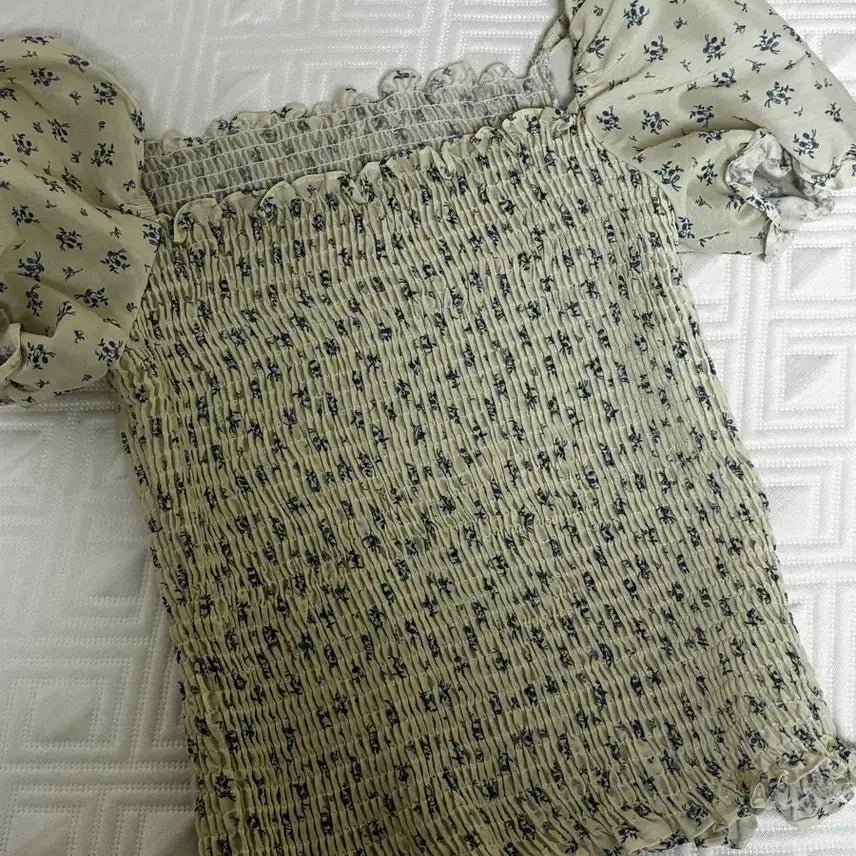[BUNJANG] Jennie & Suzi Smoke Blouse - Size S / 제니오 수지 스모크 블라우스 s