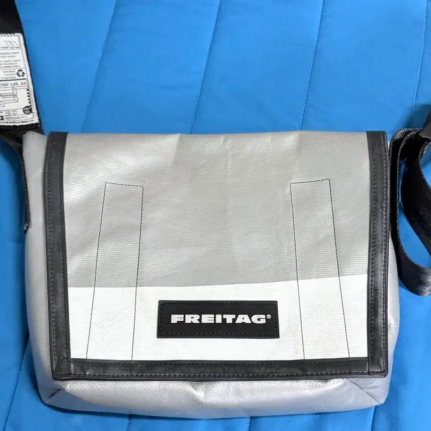[BUNJANG] Freitag Messenger Bag Silver/White / 프라이탁 메신저백 실버/화이트