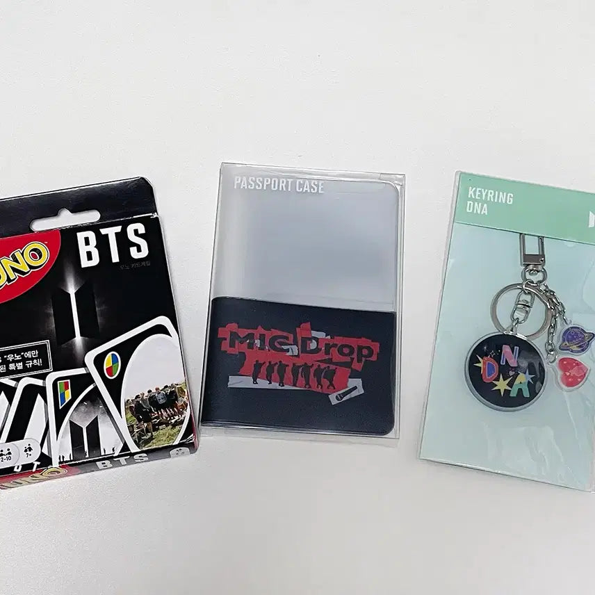 [BUNJANG] BTS UNO Card Set + MIC DROP Passport Case + DNA Keychain Bundle / BTS 방탄 우노 카드 + MIC DROP 여권 케이스 + DNA 키링 일괄 판매