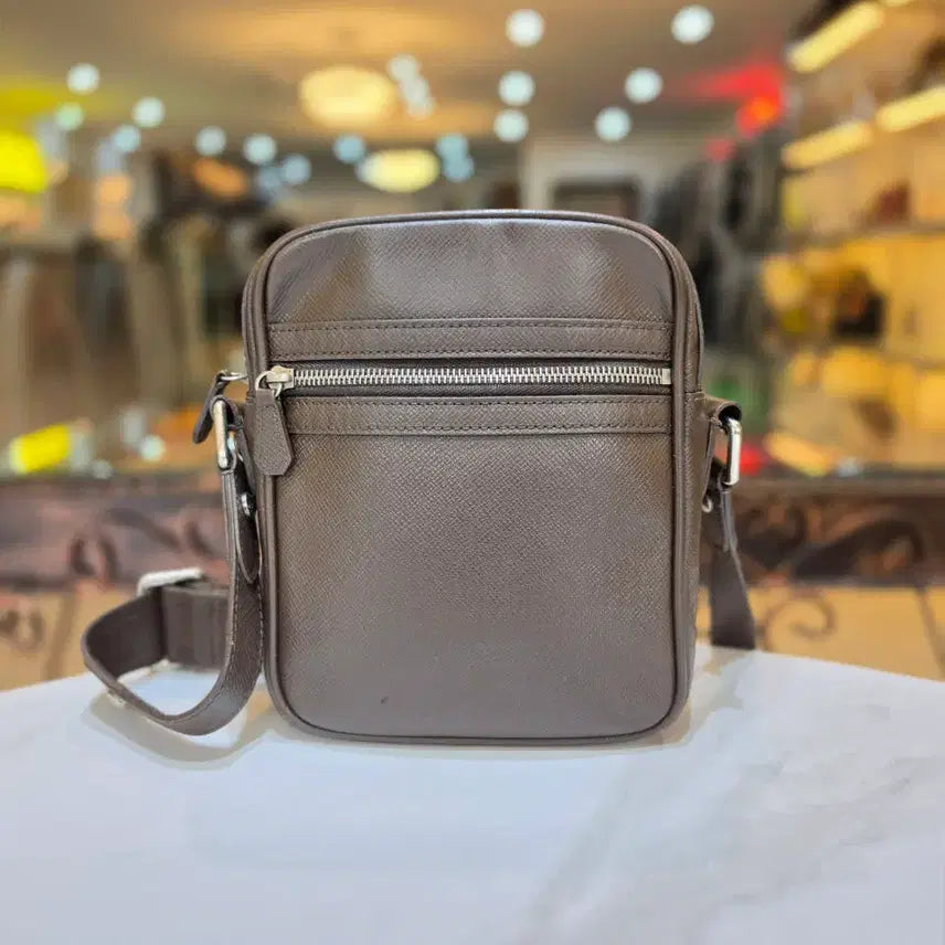 [BUNJANG] Louis Vuitton Taiga Dimitri Crossbody Bag Brown M32468 / 루이비통 크로스백 타이가 드미트리 브라운 M32468
