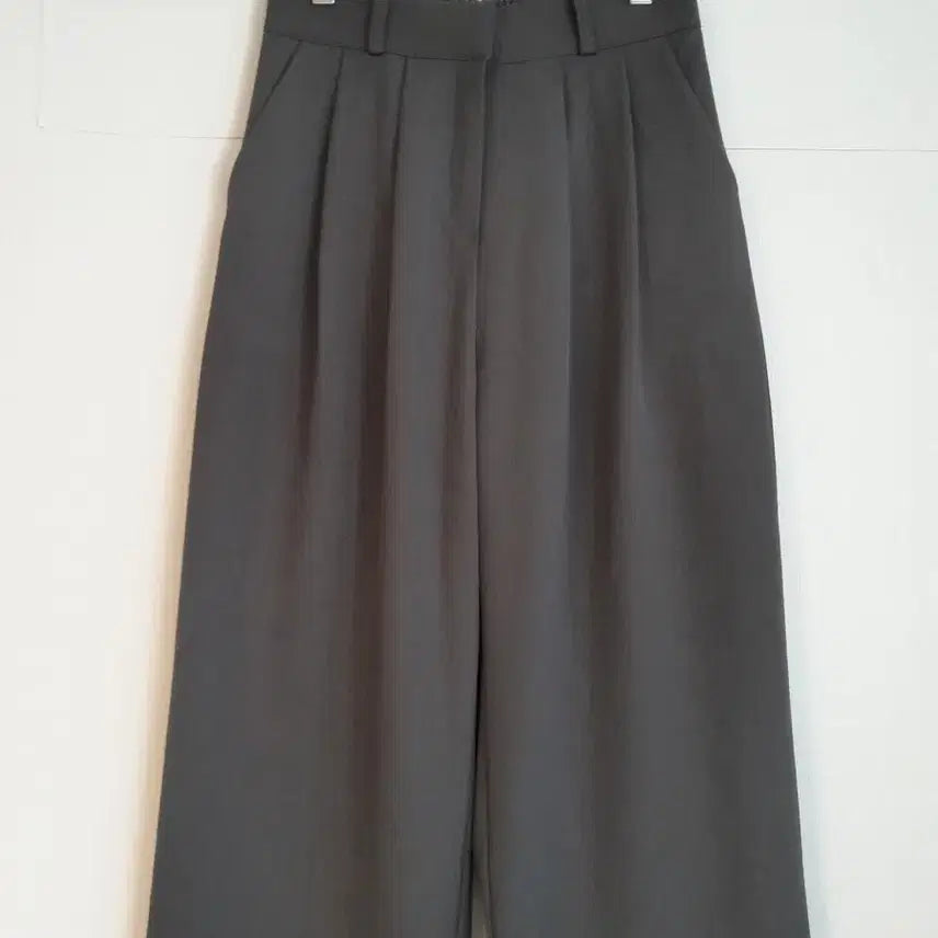 [BUNJANG] Charcoal Wide-Leg Pants with Back Elastic Band / 차콜색뒤밴딩핀턱와이드 팬츠