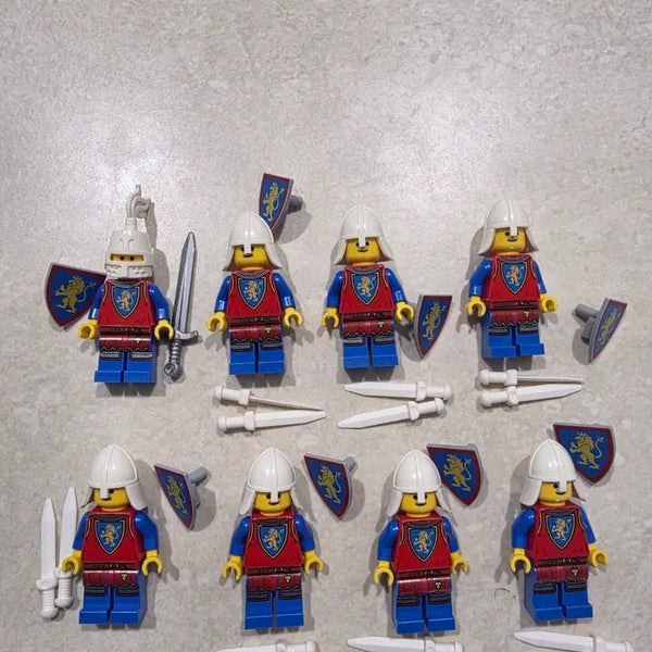 [BUNJANG] LEGO Castle Knight Minifigures 8-Piece Bundle / 레고 캐슬 단검병 8기 일괄 판매