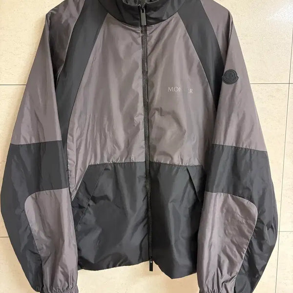 [BUNJANG] Moncler Black Logo Windbreaker Jacket Size 2 / [2] 백화점판 몽클레어 블랙 와펜 바람막이 자켓