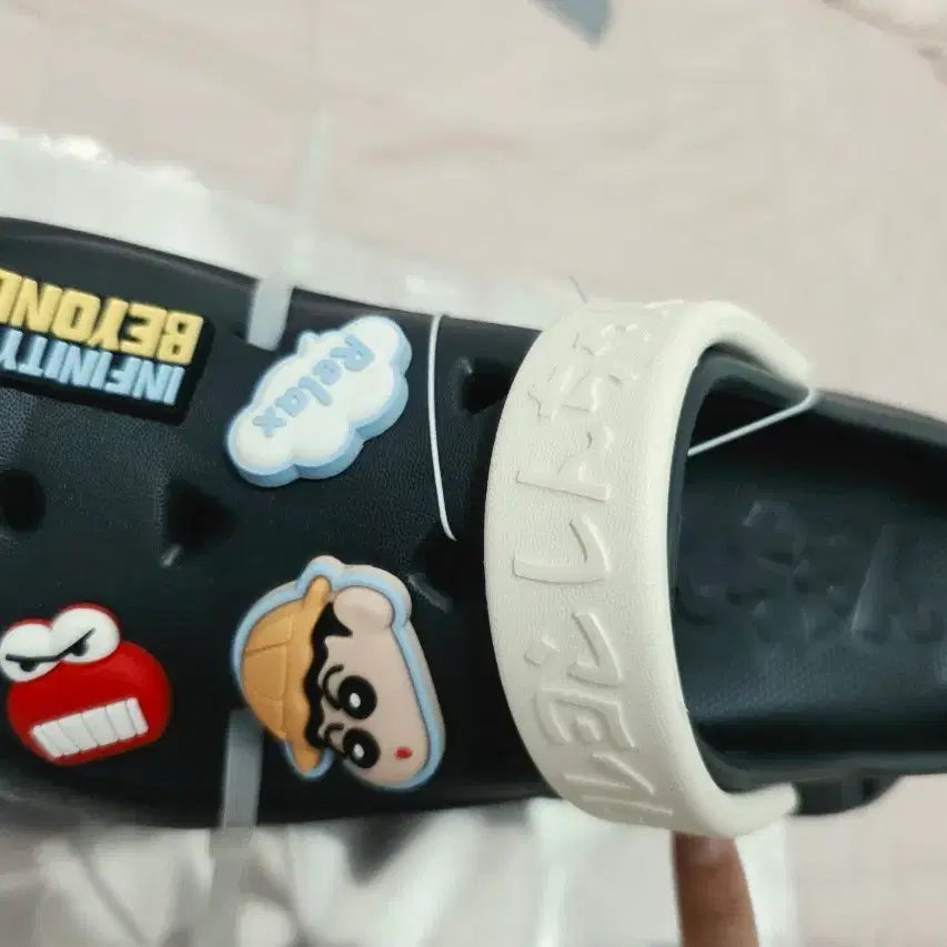 [BUNJANG] Black Character Sandals with Charms / 블랙  캐릭터 샌들 지비츠 포함