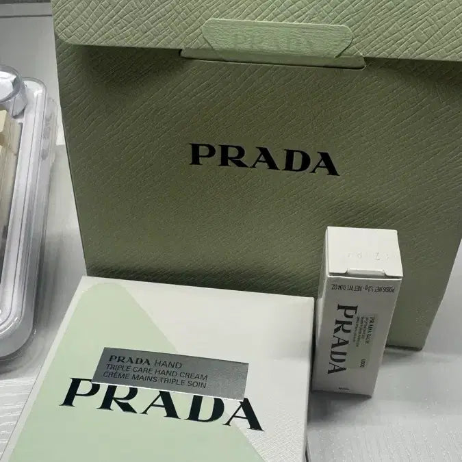 [BUNJANG] Prada Hand Cream 50ml & Lip Balm Set / 프라다 핸드크림 50ml 프라다 립밤 세트