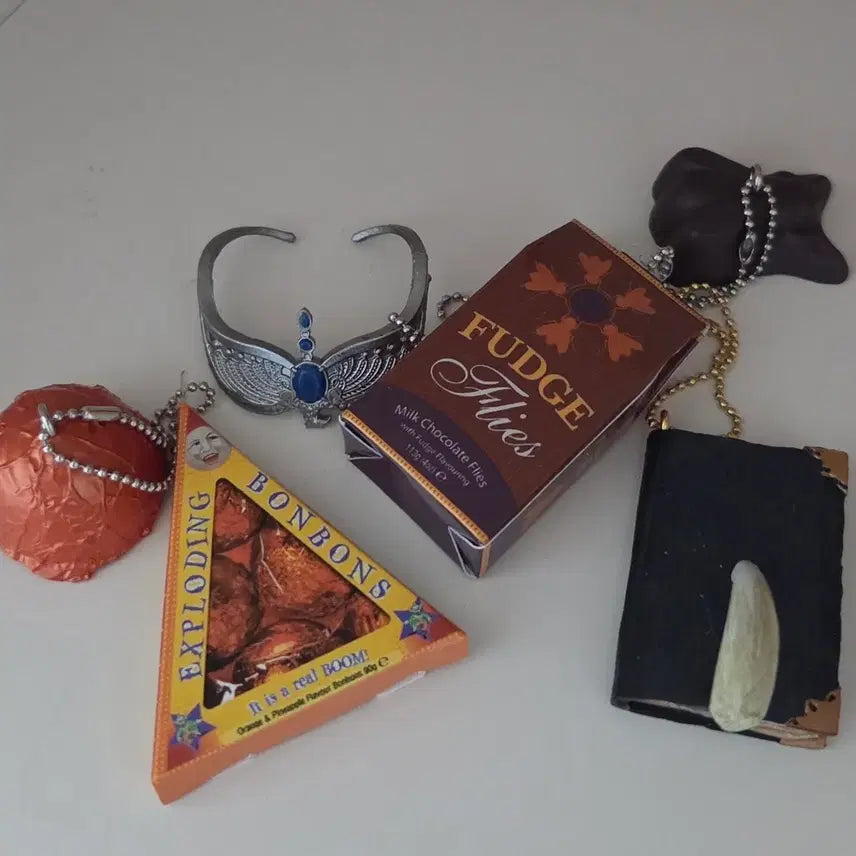 [BUNJANG] Harry Potter Goods Crown, Exploding Bonbon, Fudge-Feathered Keyring, and Book Set / 새상품) 해리포터 굿즈 (왕관, 폭발하는 봉봉, 퍼지필리스, 책)