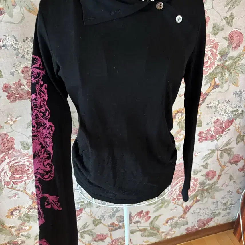 [BUNJANG] Algonquin Black Long Sleeve Shirt with Pink Pattern Detail / 알곤퀸 롱슬리브