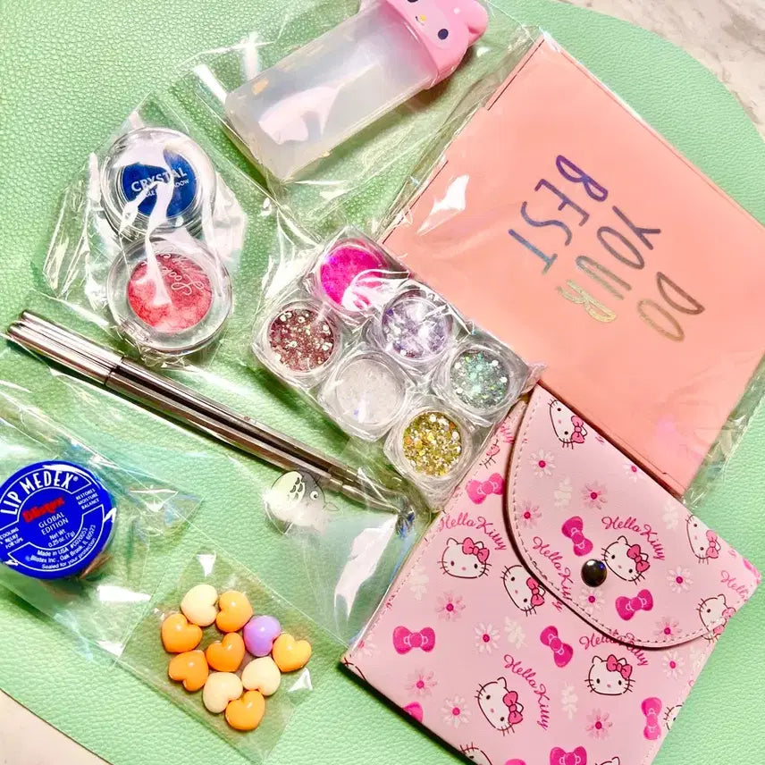 [BUNJANG] Hello Kitty & My Melody Beauty Pouch Set with Lip Balm, Glitter, Eyeshadow, Parts, and Mirror / (뷰티셀렉션)헬로키티파우치.마이멜로디.립밤.글리터.아이섀도.피지압출기.파츠.거울