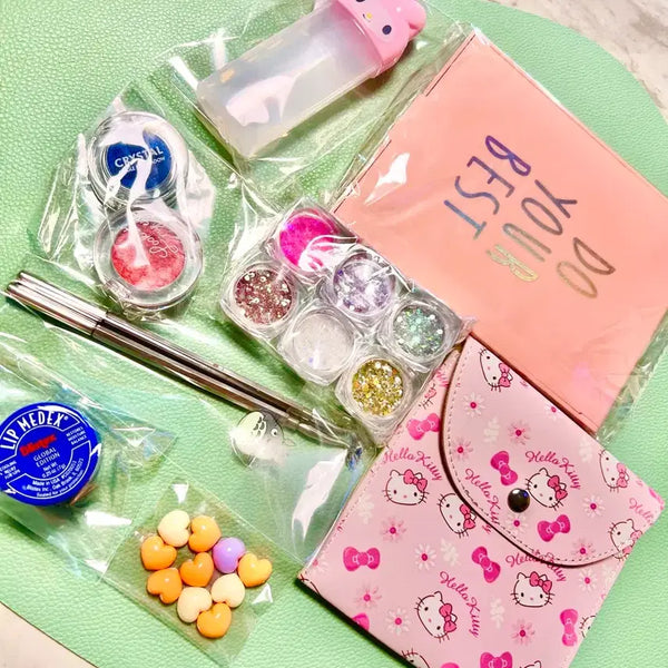 [BUNJANG] Hello Kitty & My Melody Beauty Pouch Set with Lip Balm, Glitter, Eyeshadow, Parts, and Mirror / (뷰티셀렉션)헬로키티파우치.마이멜로디.립밤.글리터.아이섀도.피지압출기.파츠.거울