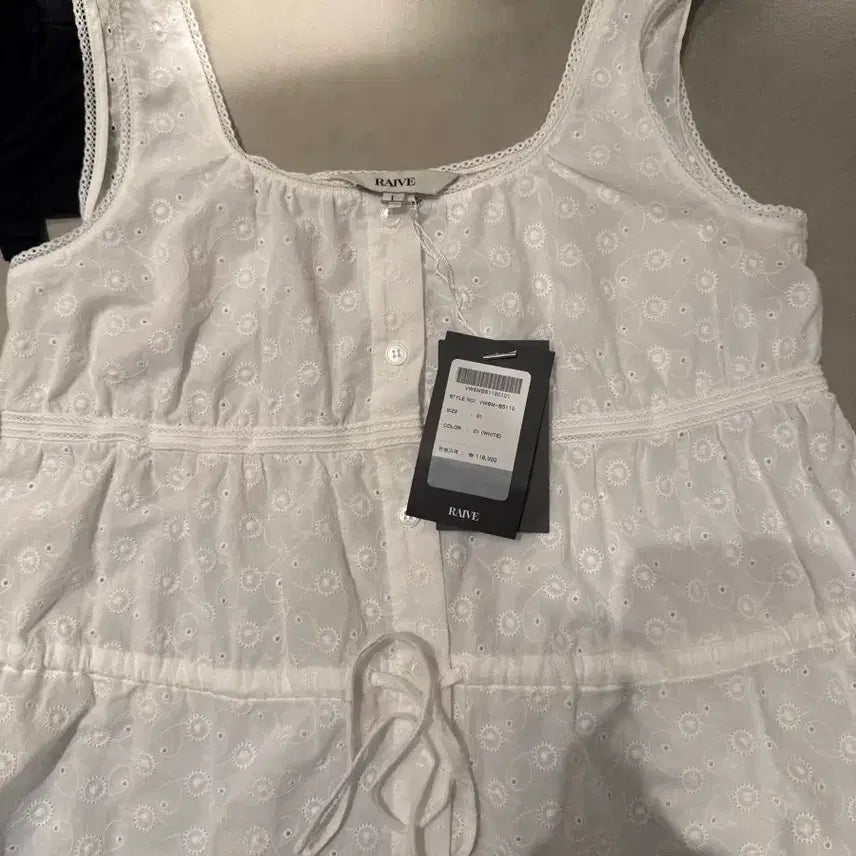[BUNJANG] RAVE Floral Sleeveless Blouse / 레이브 Floral Sleeveless Blouse 펀칭블라우스