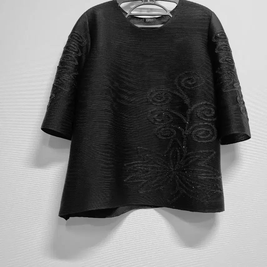 [BUNJANG] Madam Pleats Patterned Blouse / 마담플리츠  블라우스 패턴 장식