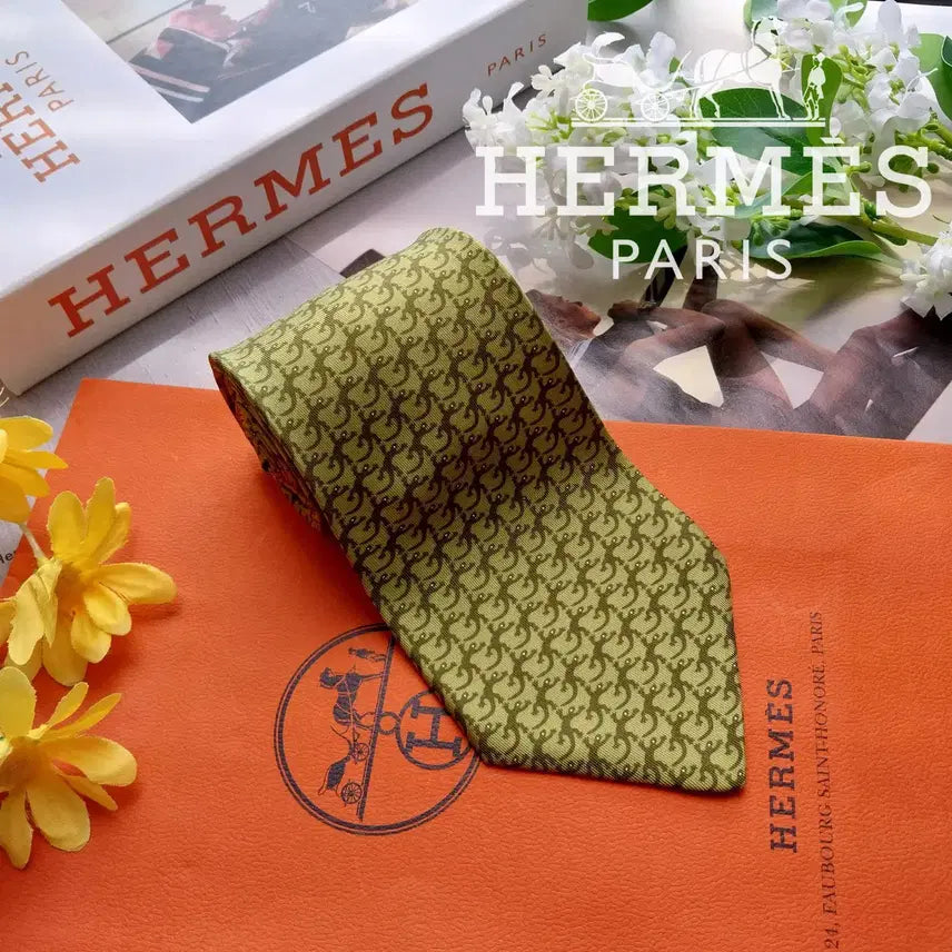 [BUNJANG] Hermes Olive Green Animal Motif Pattern Silk Necktie 9.3cm / 에르메스 올리브 그린 애니멀 모티브 패턴 넥타이 9.3cm A+등급 K3278