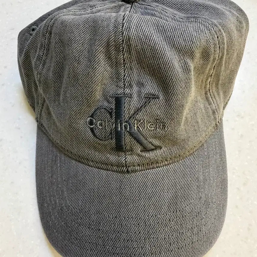 [BUNJANG] Calvin Klein Jeans Grey Cap / 캘빈클라인진 볼캡 그레이