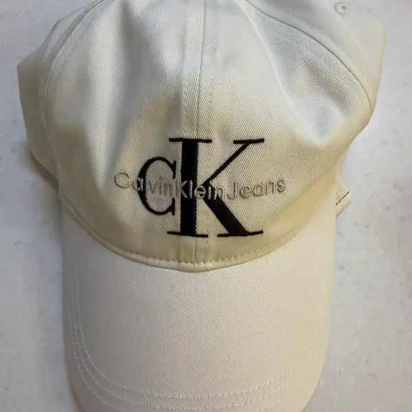 [BUNJANG] Calvin Klein Jeans White Cap / 캘빈클라이진 볼캡 화이트