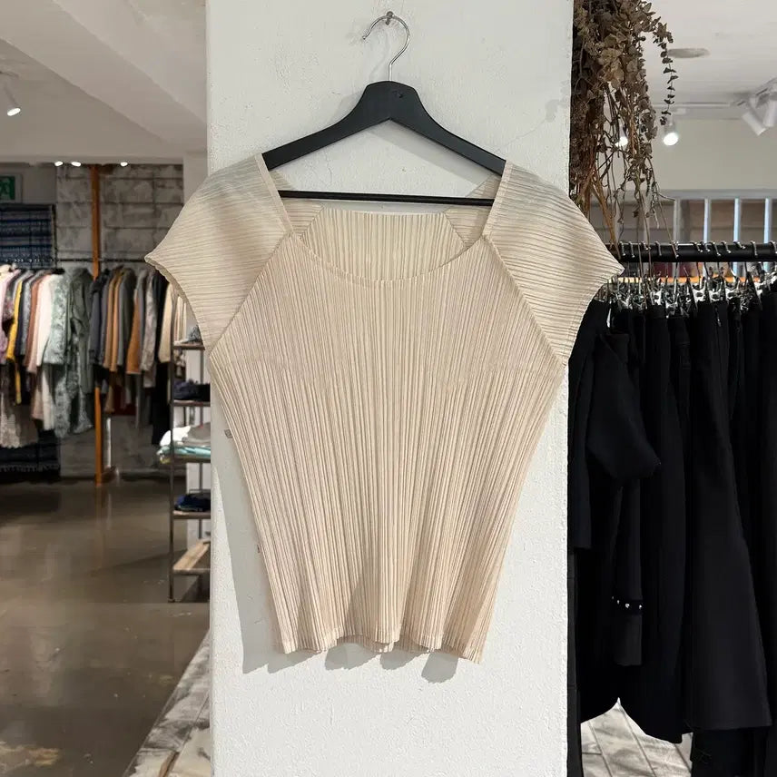 [BUNJANG] Pleats Please Beige Raglan Half T-shirt / 플리츠 플리즈 베이지 래글런 하프티