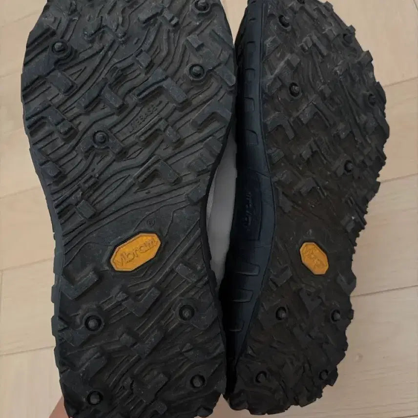 [BUNJANG] Noda 001 Cinder Sneakers / 노다 001 신더 250