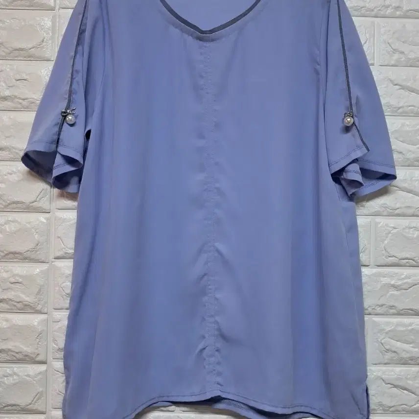 [BUNJANG] Blue 77 Size 100% Polyester Blouse with Pearl Accent / 블루색상 77사이즈 폴리에스터 100% 블라우스