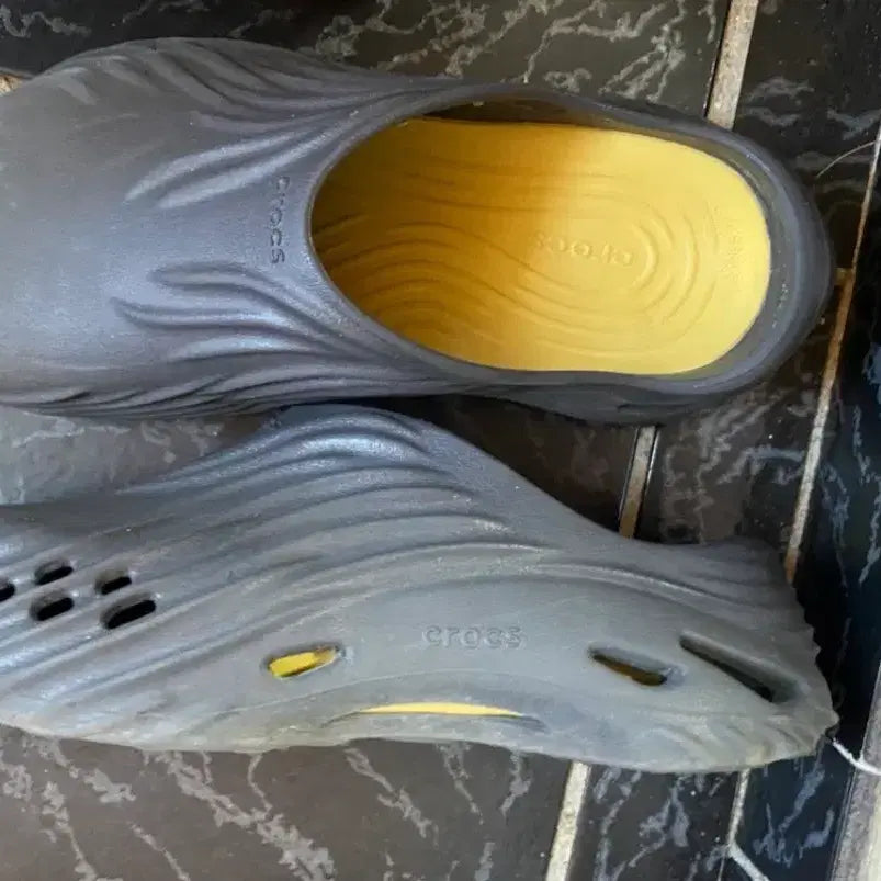 [BUNJANG] Crocs Sandals Black Yellow Size 260 / 크록스 샌들 블랙 옐로우 260
