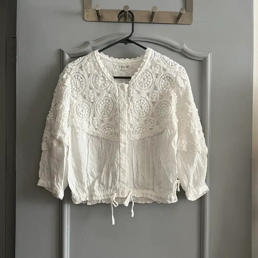[BUNJANG] Thursday Island White Lace Detail Blouse - Size S / 써스데이아일랜드 블라우스 s사이즈
