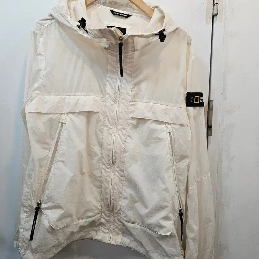[BUNJANG] National Geographic White Windbreaker Jacket / 내셔널지오그래픽 바람막이 자켓 화이트