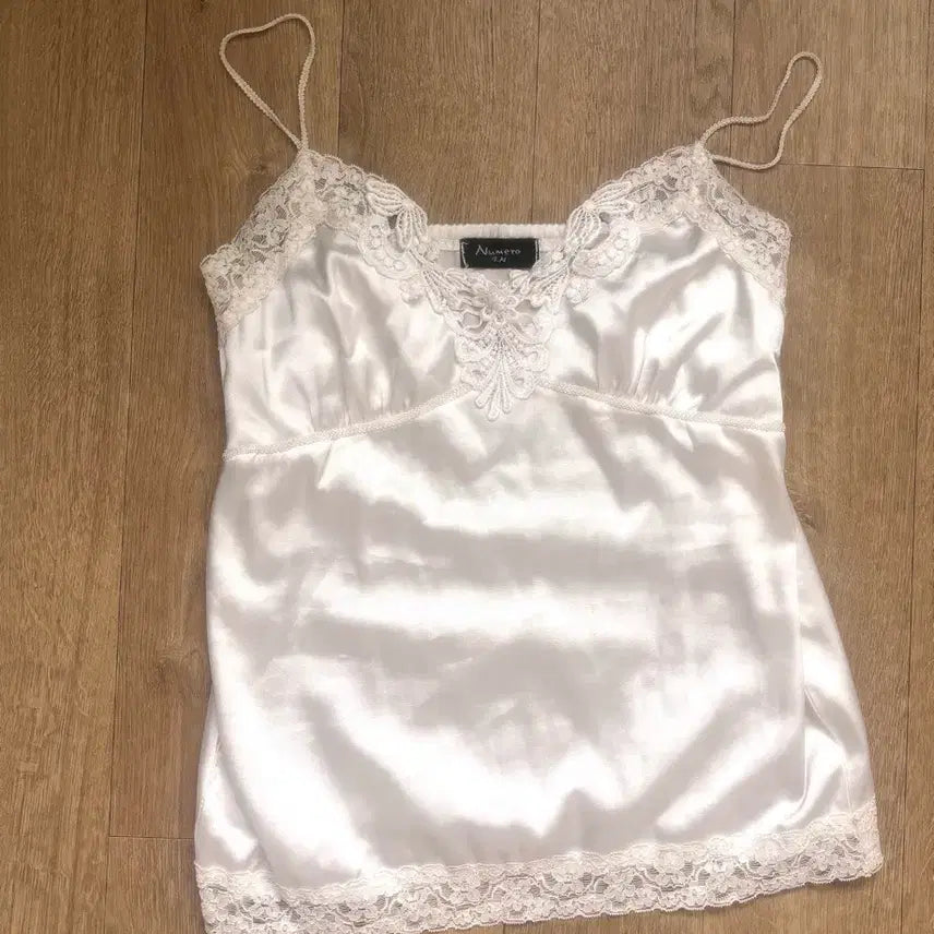 [BUNJANG] White Satin Lace Sleeveless Top / 화이트 새틴 레이스 슬리브리스