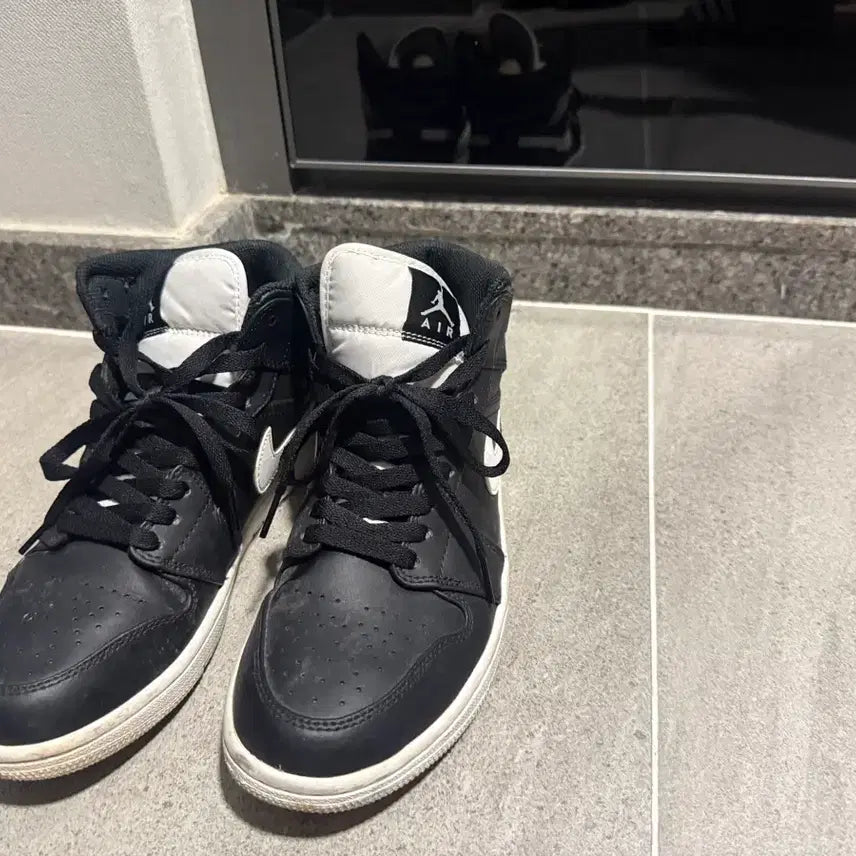 [BUNJANG] Air Jordan 1 Mid Black White Sneakers / 에어 조던 1 미드 검흰 스니커즈