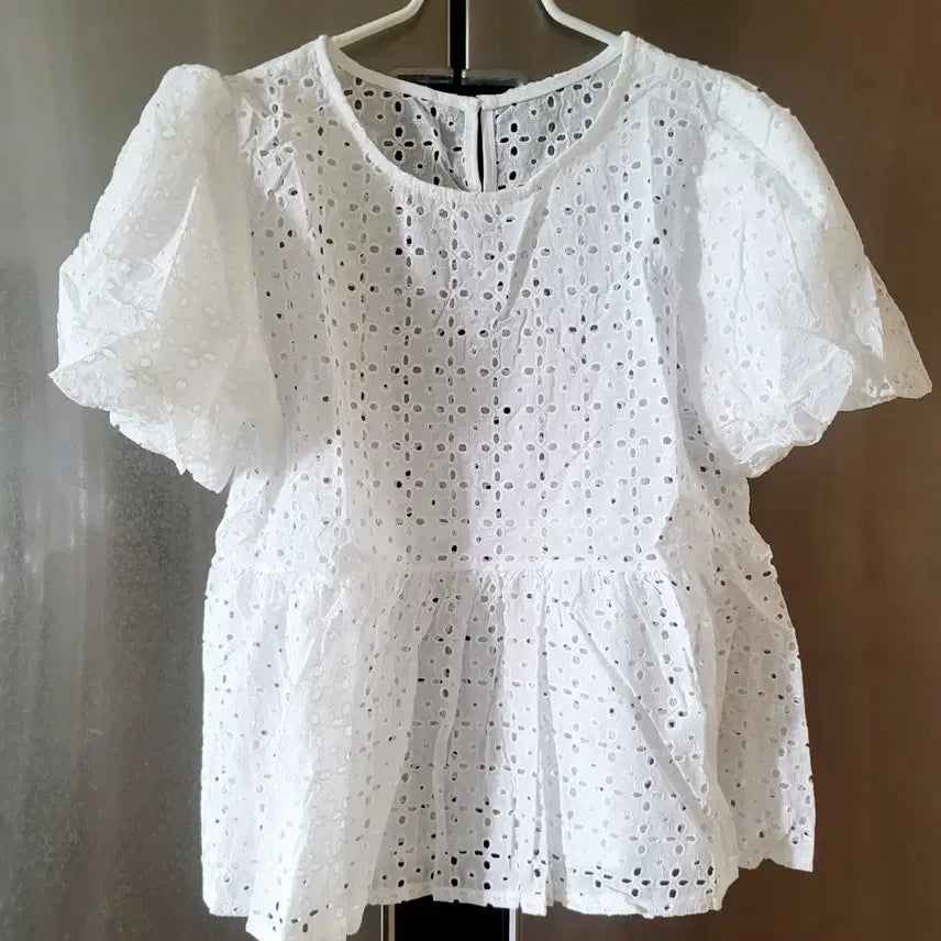 [BUNJANG] White/Black Embroidered Puff Sleeve Blouse / (새상품) 화이트/블랙 자수 퍼프 블라우스