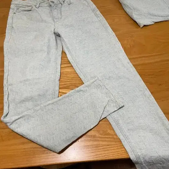 [BUNJANG] Guess Light Blue Pattern Skinny Jeans / 게스 연한 하늘색 패턴 스키니