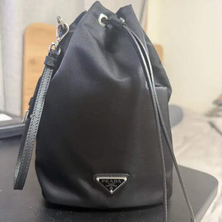[BUNJANG] Prada Re-Nylon Drawstring Pouch Black / 프라다 리나일론 드로우스트링 파우치 블랙