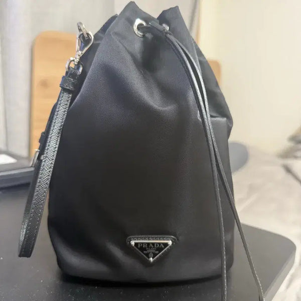 [BUNJANG] Prada Re-Nylon Drawstring Pouch Black / 프라다 리나일론 드로우스트링 파우치 블랙
