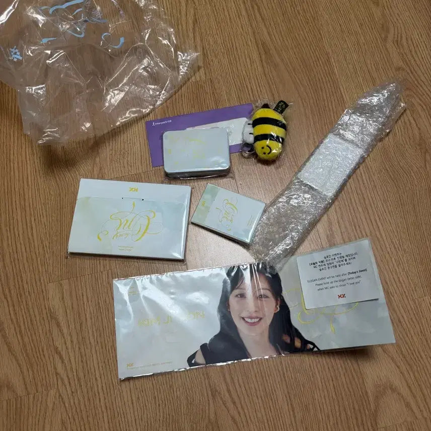 [BUNJANG] Kim Jiwon Fan Meeting Goods & MD Photocard Set / 김지원 팬미팅 굿즈 및 MD