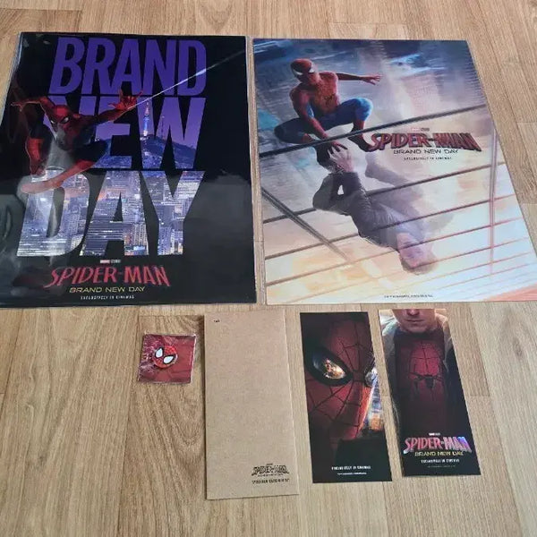 [BUNJANG] Spider-Man Brand New Day Lenticular & PET Poster Set (A3) + TTT + Pin Badge Bundle / 스파이더맨 브랜드 뉴 데이 렌티큘러&PET 포스터 2종 (A3)+TTT+핀뱃지 일괄 판매
