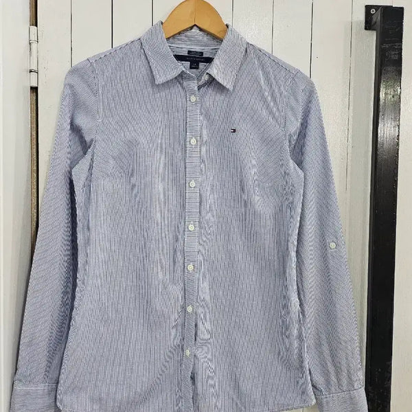 [BUNJANG] Tommy Hilfiger Women's Striped Embroidered Logo Classic Fit Long Sleeve Blouse - Blue, Size S / 새상품 TOMMY HILFIGER 타미힐피거 여성 셔츠 S 블루 클래식핏 자수 로고 스트라이프 긴팔 블라우스 새제품