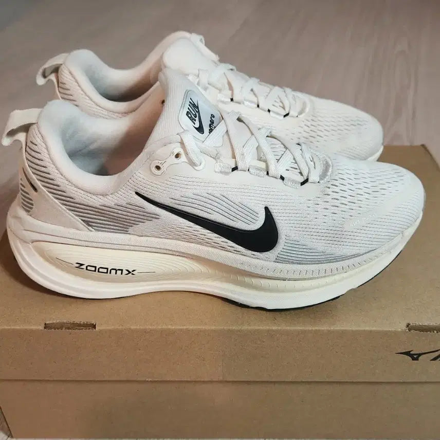 [BUNJANG] Nike Vomero 18 Summit White Sneakers - Women's US 7.5 / (240) 나이키 보메로 18 써밋 화이트 운동화 팝니다.