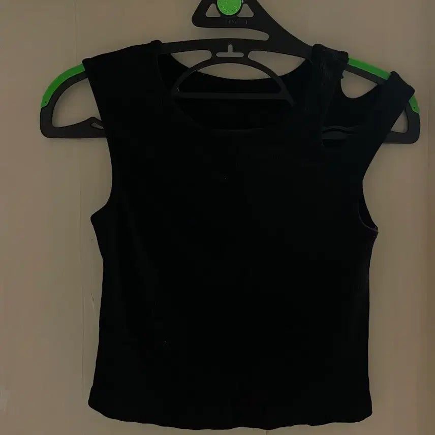 [BUNJANG] Black Sleeveless Top with Shoulder Cut-out / (새상품) 블랙 민소매 탑 어깨트임 나시 슬리브리스