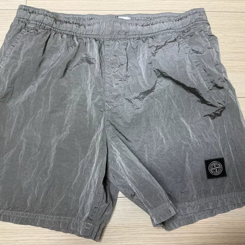 [BUNJANG] Stone Island 26ss Pearl Grey Nylon Shorts M / [새상품]26ss 스톤아일랜드 펄그레이 나일론 쇼츠 M