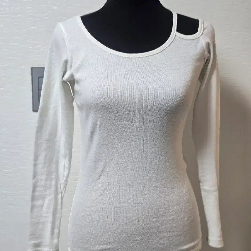 [BUNJANG] White Cut-Out Long Sleeve T-Shirt / 화이트 컷아웃 긴팔 티셔츠