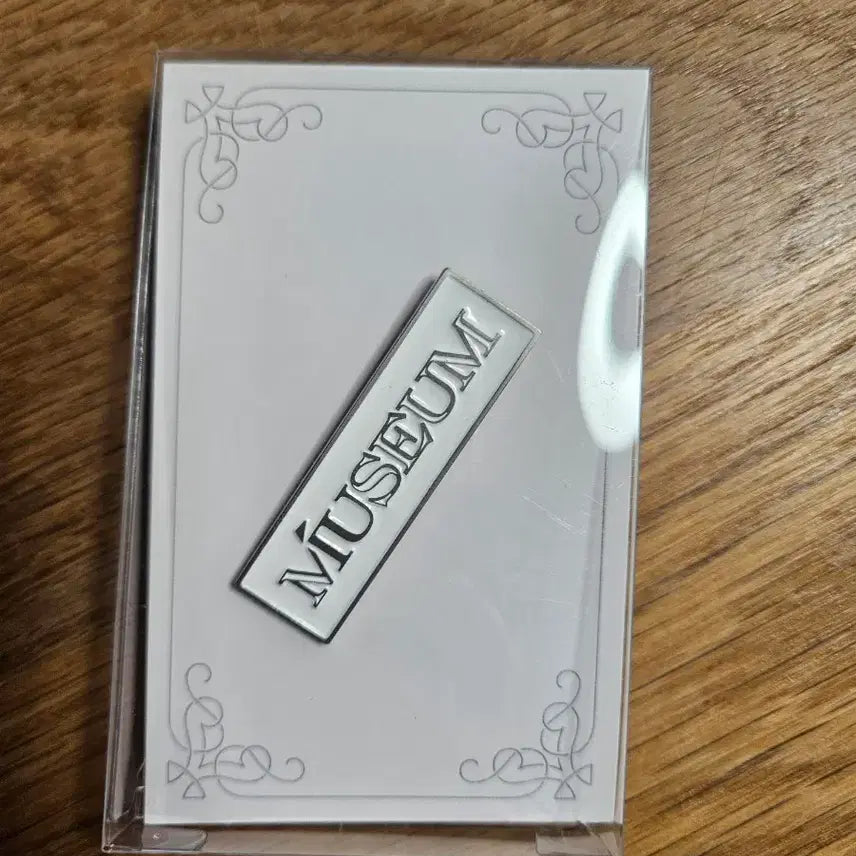 [BUNJANG] IU 2023 Season's Greetings MUSEUM Metal Badge (Sealed) / [공식] 아이유 2023 시즌 그리팅 MUSEUM 메탈 배지 (미개봉)