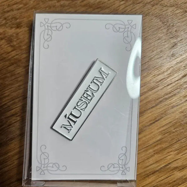 [BUNJANG] IU 2023 Season's Greetings MUSEUM Metal Badge (Sealed) / [공식] 아이유 2023 시즌 그리팅 MUSEUM 메탈 배지 (미개봉)
