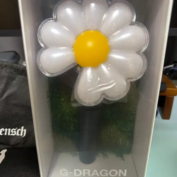 [BUNJANG] G-Dragon Official Lightstick Daisy Sealed Full Set / 지드래곤 공식 응원봉 데이지 양도 새상품