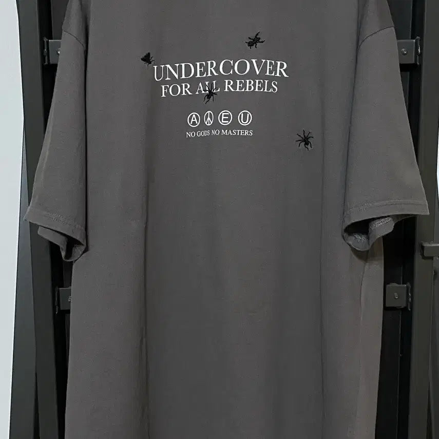[BUNJANG] Undercover Slogan Logo Insect Embroidery T-Shirt Grey / [5 사이즈] 언더커버 슬로건 로고 벌레 자수 티셔츠 그레이
