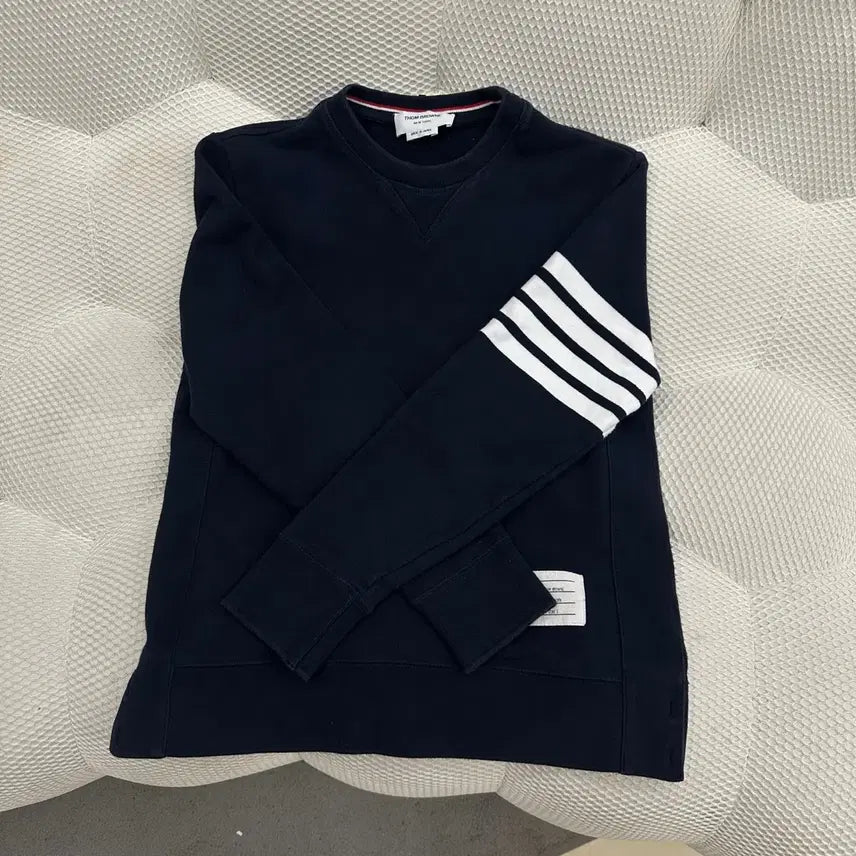 [BUNJANG] Thom Browne Diagonal Stripe Armband Embroidered Sweatshirt / 톰브라운 사선완장 자수 맨투맨