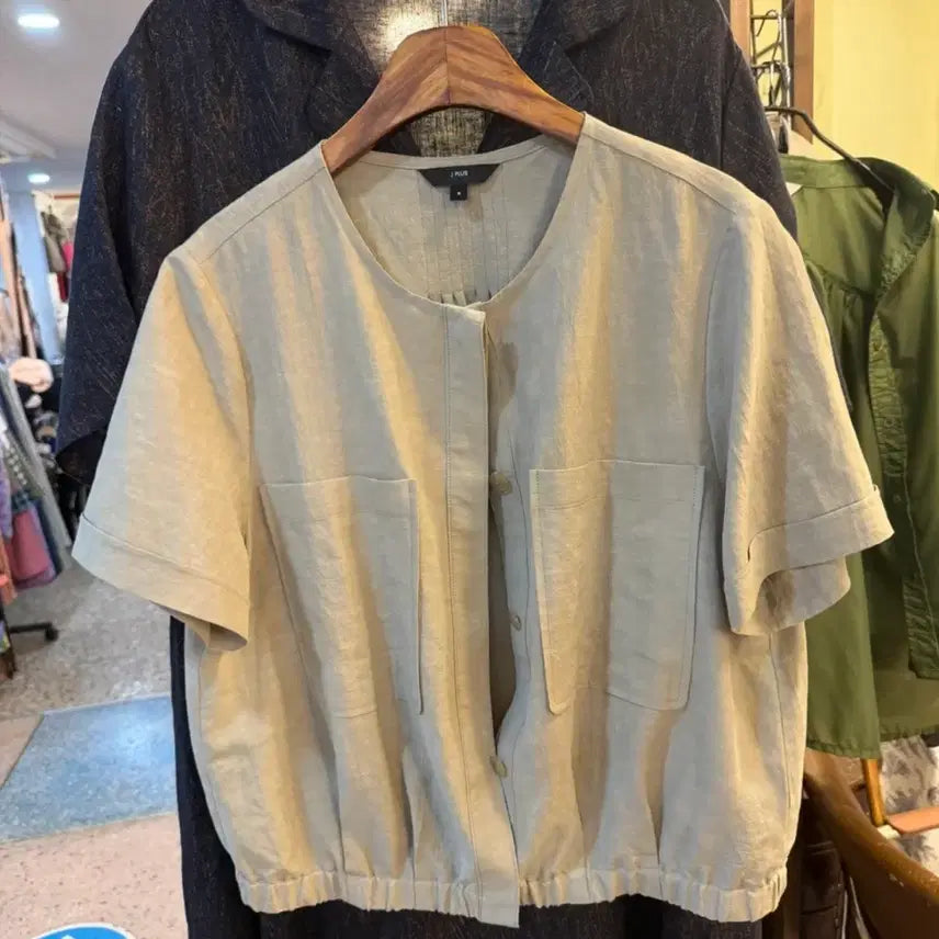 [BUNJANG] Natural Linen Short Sleeve Jacket Blouse with Elastic Hem and Big Pockets / [새상품] 내추럴 린넨 반팔 자켓 블라우스 (밑단 밴딩/빅포켓)