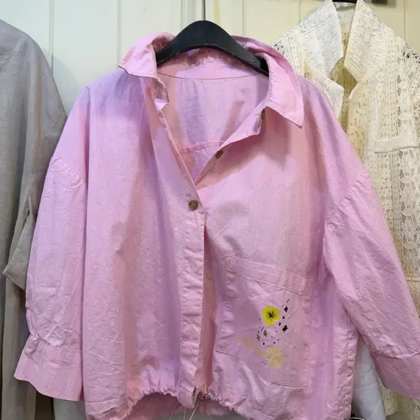 [BUNJANG] Kitsch Pink Linen String Short-Sleeve Shirt (Back Printing/Outer Wear) / [미착용 새상품] 키치 핑크 린넨 스트링 반팔 셔츠 (뒷면 프린팅/아우터 겸용)