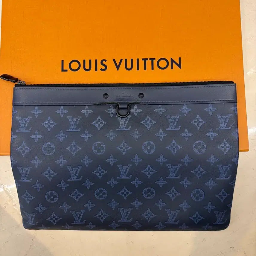 [BUNJANG] Louis Vuitton Shadow Monogram Discovery Pochette Clutch / 루이비통 쉐도우 모노그램 디스커버리 포쉐트 클러치