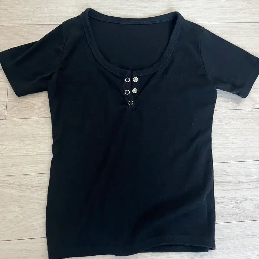 [BUNJANG] Black U-Neck Button Short Sleeve T-Shirt / 블랙 U넥 버튼 반팔티