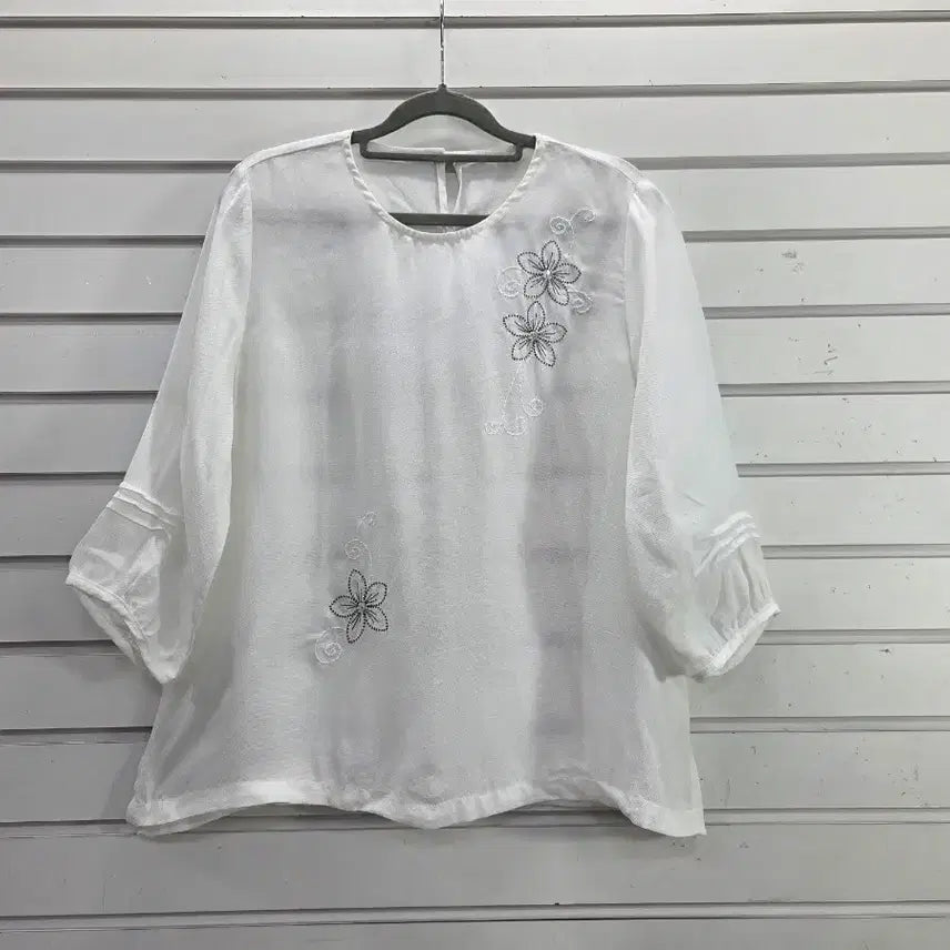 [BUNJANG] White Embroidered 3/4 Sleeve Blouse / 화이트 칠부소매 자수장식 부인복 블라우스/보물찾기천사