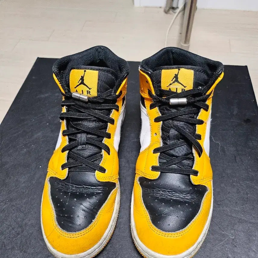 [BUNJANG] Nike Air Jordan 1 Mid Yellow Black Sneakers / 나이키 에어 조던 1 미드 옐로우 블랙 240mm 상태좋음